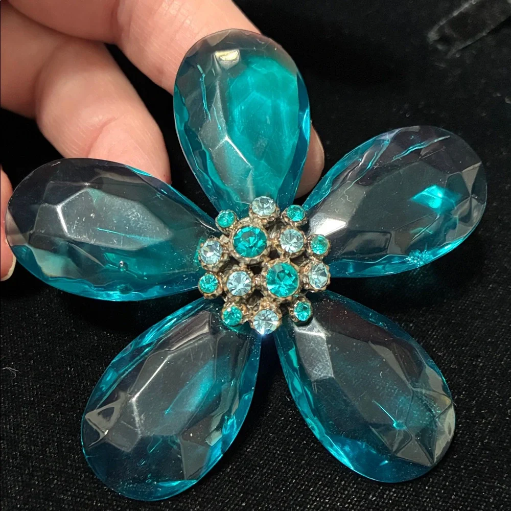 Elegant vintage Blue Floral crystal Brooch